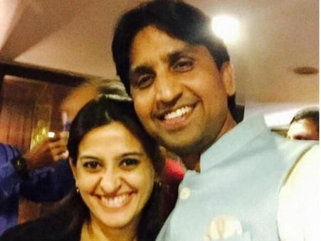 PIC: कुमार विश्वास को जन्मदिन की बधाई देने पहुंची टीवी स्टार स्मिता बंसल