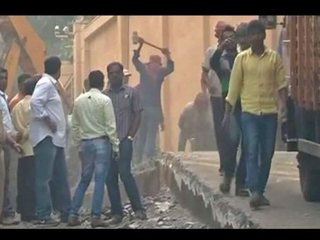 शाहरुख के घर के बाहर चले बुल्डोजर..तोड़ा अवैध रैंप