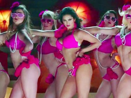 VIDEO: गाना है 'देसी लुक' पर 'टू पीस' पहनकर नाच रहीं सनी लियोन