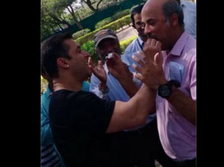 PHOTOS: प्रेम रतन के सेट पर सलमान ने दिया बर्थ डे सरप्राइज़