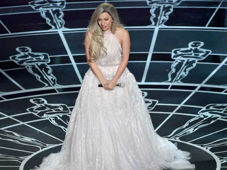 OSCAR Pics: लेडी गागा समेत देखिए ऑस्कर में सितारों के बेस्ट कॉस्ट्यूम