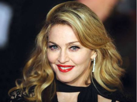 VIDEO: यहां देंखे किस तरह स्टेज से गिर पड़ी मडोना, लेकिन शो किया पूरा..