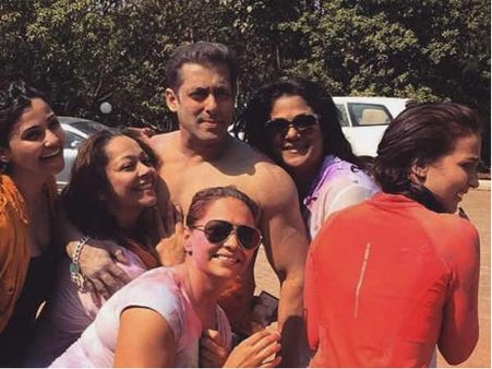 PICS: दिल थाम के.... होली पर सलमान हुए SHIRTless