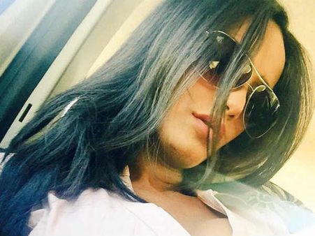 रैना- धोनी की मुरीद हुई पूनम पांडे.. सेंचुरी पर कुछ यूं जताई खुशी..