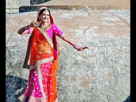 SHOOT PICS: सलमान के लिए 'प्रेम रतन' में ऐसे सजीं हैं राजकुमारी सोनम