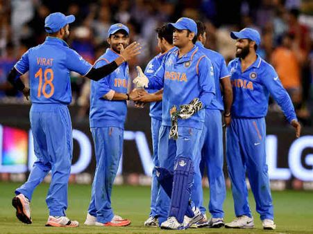 धोनी जैसा कोई नहीं- वर्ल्ड कप गया लेकिन टीम इंडिया के साथ है बॉलीवुड!