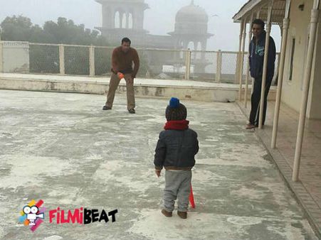 Cute PICS: जब सलमान शूटिंग करते करते बच्चे संग खेलने लगे क्रिकेट