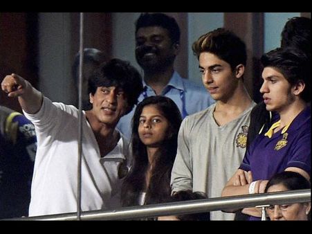 IPL Pictures सुहाना-आर्यन संग शाहरुख, केकेआर को सपोर्ट करते हुए!