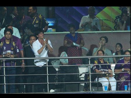 IPL 8 pictures केकेआर की चौकों छक्कों पर ताली मारते हुए शाहरुख खान!