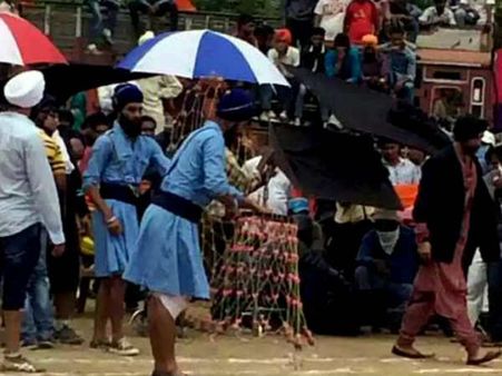 पहचान कौन: सिंह इज़ ब्लिंग शूट की इस तस्वीर में अक्षय को ढूंढो तो जाने!
