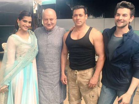 ON SETS:सलमान और सोनम का सेल्फी फीवर, तस्वीर पर तस्वीर!