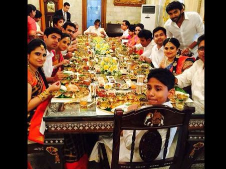 Picture सोने की थाली में खाना खाते अमिताभ बच्चन !