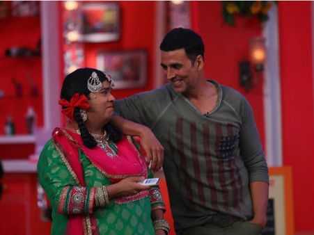 Pictures कॉमेडी नाइट्स विद कपिल में श्रुति ने गाया गाना, अक्षय ने किया गुत्थी संग रोमांस