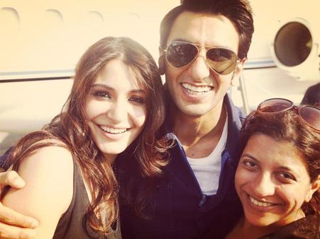PICS: कैमरे के पीछे सेट पर क्या करते हैं 'दिल धड़कने दो' के सितारे