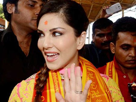 PICS..कुछ इस तरह सिद्धिविनायक पहुंची सनी लियोन, देखते रह गए लोग