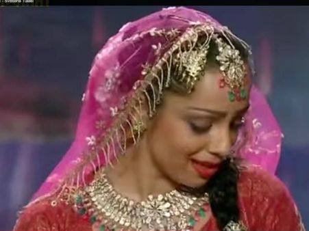 VIDEO: जब माधुरी के गानों पर थिरके यूक्रेन में कदम..PROUD