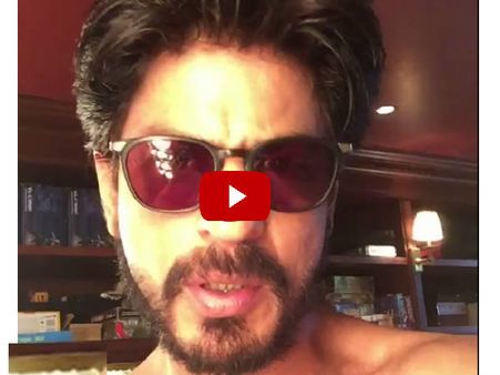 VIDEO: शर्ट उतार कर शाहरूख ने किसे कहा Thank You!