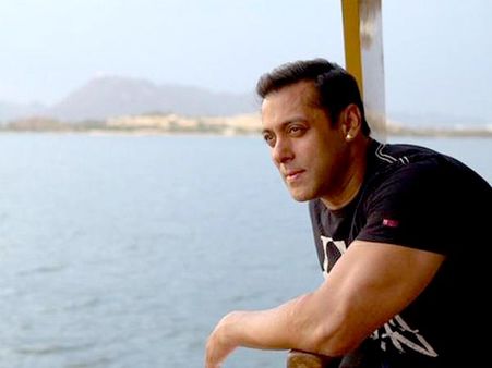 Opps.. बजरंगी भाईजान ने सेट पर ये क्या कर रहे हैं सलमान खान!