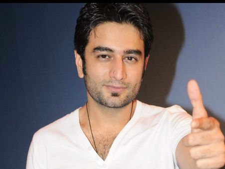 DEBUT: ये सुपरहिट म्यूज़िक डायरेक्टर करेंगे सोनम से रोमांस, Hint: हैंडसम!