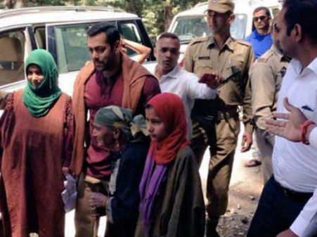 PICS: इसी कश्मीरी परिवार को सलमान ने लिया गोद, बूढ़ी अम्मा के छुए पैर