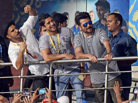 IPL 2015 फिनाले में रंग जमाने पहुंचे दिल धड़कने दो के सितारे- अनिल कपूर, रणवीर सिंह, फरहान अख्तर