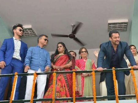 PICS: दिल थाम के..अर्पिता की रिसेप्शन में पहुंचे सलमान खान.. रफ एंड टफ