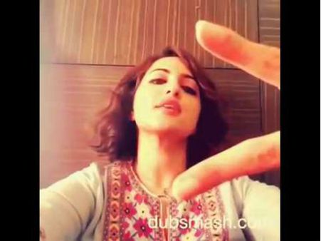 VIDEO: सलमान- शाहरूख के बाद, सोनाक्षी के निशाने पर अक्षय!