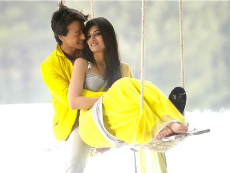 Oooo.. टाईगर श्राफ और कृति सेनन का बारिश में रोमांस!