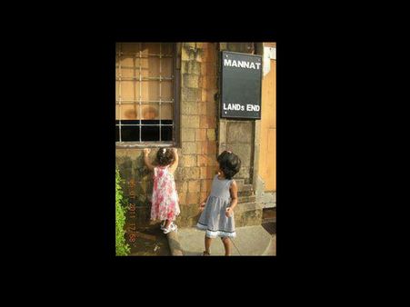 Picture शाहरुख के घर मिलने आए ये नन्हे फैंस!