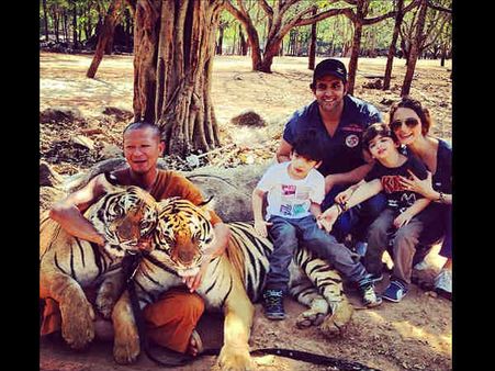 PHOTOS: ऋतिक और बच्चों के साथ ट्रिप पर थीं सुज़ैन, अब पहुंची पैरिस?