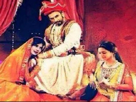 MOMENTS: बाजीराव मस्तानी टीज़र के ये सीन सबको फेल कर देंगे!