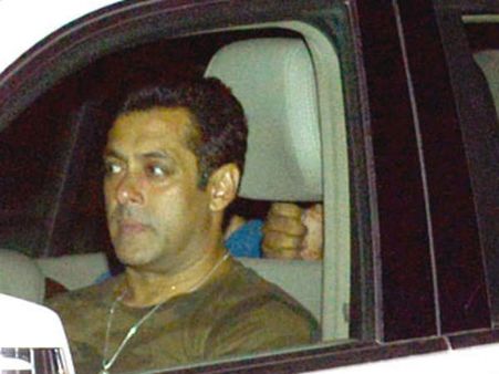 PICS: सलमान- करीना- नवाजुद्दीन संग किसने देखी बजरंगी भाईजान!