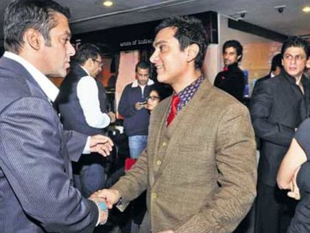 सलमान शाहरूख की दोस्ती से आमिर हुए नर्वस, उड़ चुका है मज़ाक!