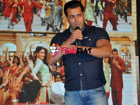 सलमान खान एक्टर हैं Politician बनने की कोशिश ना करें- फैंस रिएक्शन