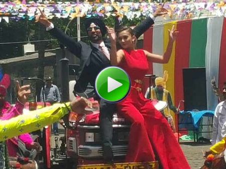 Opps.. अक्षय कुमार की हिरोइन के साथ ये क्या हो गया.. देखें VIDEO!