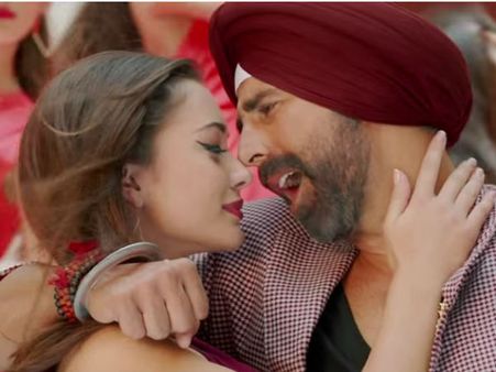 अक्षय कुमार के बर्थडे पर सिनेमा देखे मम्मा!