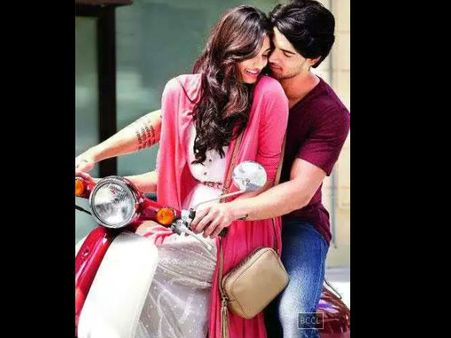 हीरो रिव्यू- इमोशनलेस लव स्टोरी