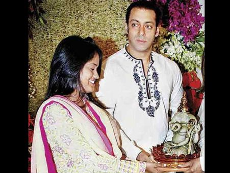 PICS: सलमान खान के घर में भी धूमधाम से आए गणपति.. देखें तस्वीर