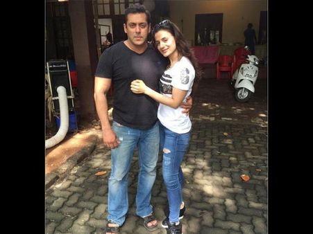 PICS: 'प्रेम रतन धन पायो' के सेट पर.. सलमान की सालों पुरानी को-स्टार!