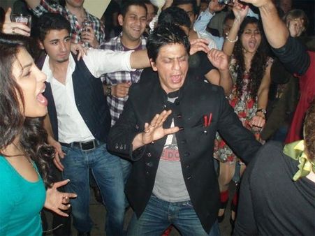 PICS: ऐसी होती है शाहरूख की पार्टी.. सलमान के साथ ईद, तो ऐश के साथ दिवाली!