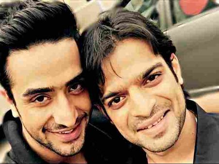 ये है मोहब्बतें: भाइयों में छिड़ी जंग-कौन बनेगा रोमांस का King