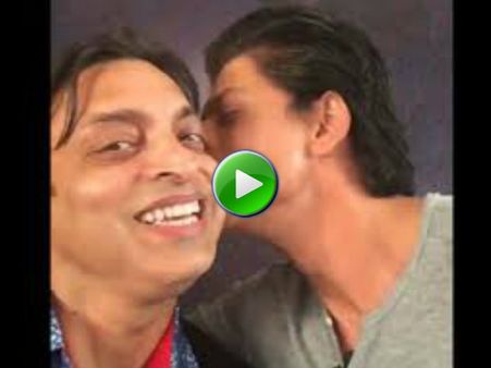 VIDEO: ये किसे KISS कर रहे हैं शाहरूख खान.. वायरल हो गया वीडियो!