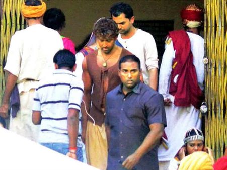 DRAMA: मोहनजोदड़ो के सेट पर इतना हंगाना, झगड़े के बाद छोड़ा सेट!
