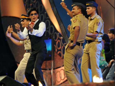 पुलिस सुरक्षा: अक्षय की बढ़ी, शाहरूख- आमिर की घटी, फराह खान की हटी