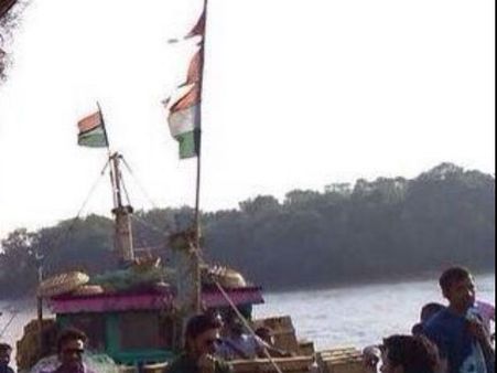 शाहरूख की नई तस्वीरें....मिलिए रईस के ILLEGAL मियांभाई से!