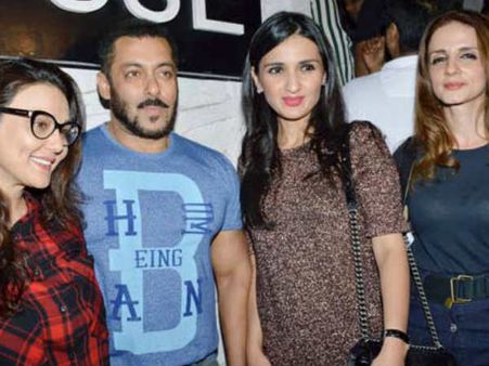 SPOTTED: सुज़ैन रोशन के साथ सलमान खान का डिनर!