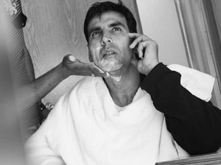 Leaked PICS: 'हाउसफुल 3' की सेट पर अक्षय कुमार.. ये किसकी है शरारत!