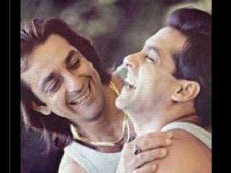 सल्लू भाई और संजू बाबा की VIRAL PICS: भाईगिरी से स्मोकिंग तक!
