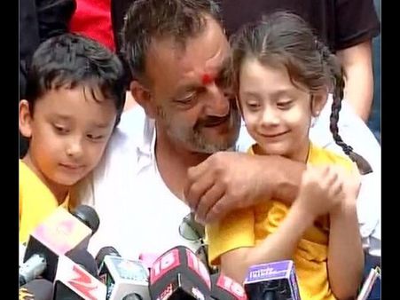 आतंकवादी नहीं हूं, भाई है सलमान - संजय दत्त के 10 'आज़ाद' बयान