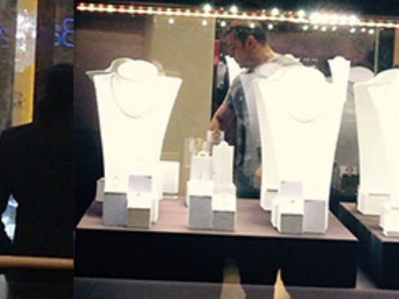 धमाका PICS: अंगूठियां किसके लिए सेलेक्ट कर रहे हैं सलमान!